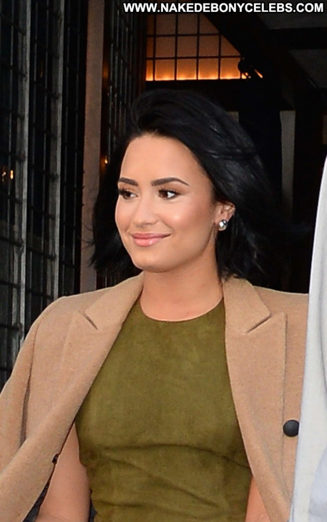 Demi Lovato Beautiful Nyc Posing Hot Hot Hotel Babe Paparazzi