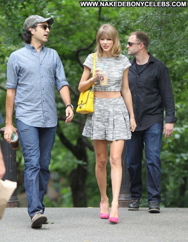 Taylor Swift Paparazzi Nyc Posing Hot Babe Beautiful Celebrity