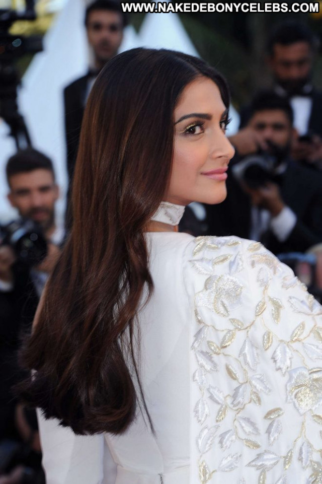 Sonam Kapoor Cannes Film Festival Beautiful Babe Paparazzi Celebrity