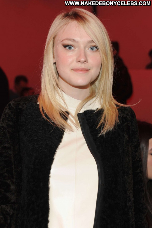 Dakota Fanning Fashion Show Celebrity Paparazzi Babe Posing Hot