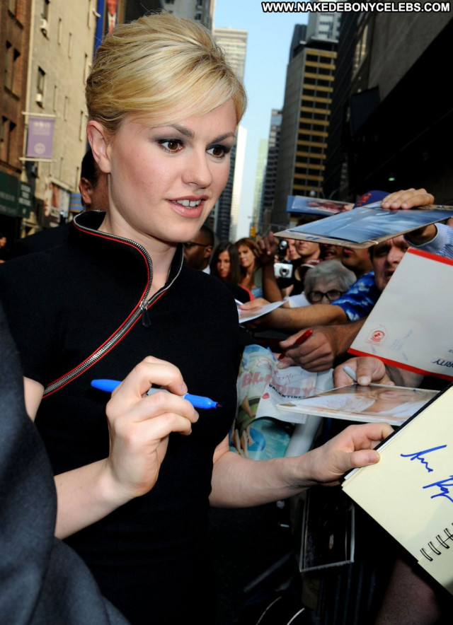 Anna Paquin The Late Show Celebrity Babe New York Paparazzi Posing