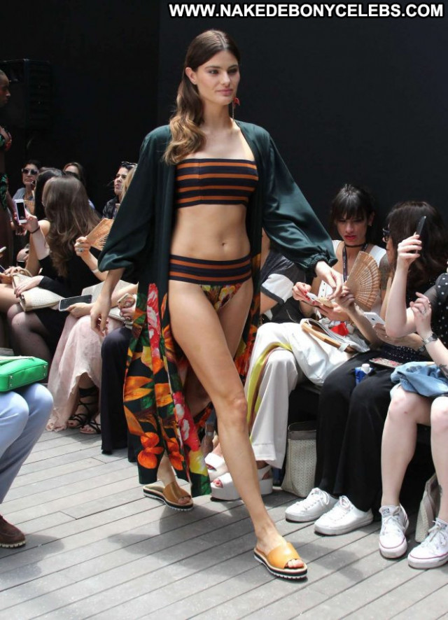 Isabeli Fontana Babe Posing Hot Celebrity Beautiful Paparazzi Female Isabeli Fontana Babe Posing Hot Celebrity Beautiful Paparazzi Female