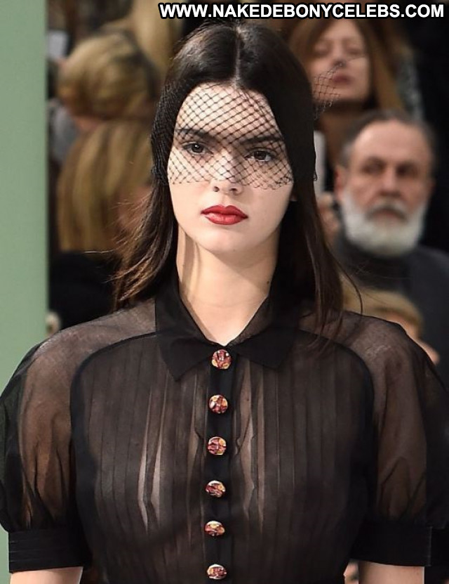 Kendall Jenner Fashion Show Beautiful Fashion Babe Celebrity Posing