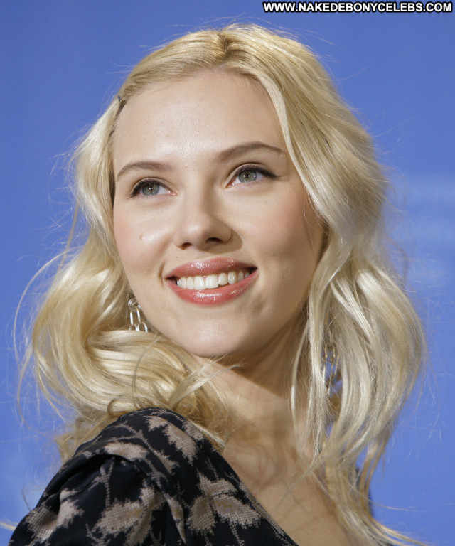 Scarlett Johansson Posing Hot Celebrity Paparazzi Babe Beautiful