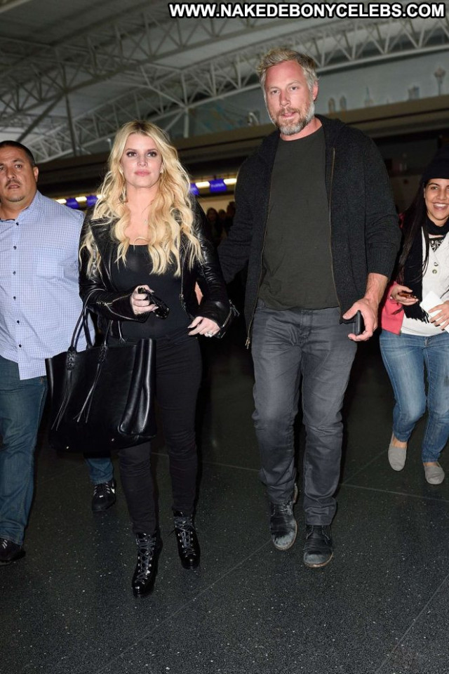 Jessica Simpson Jfk Airport In Nyc Nyc Celebrity Babe Posing Hot