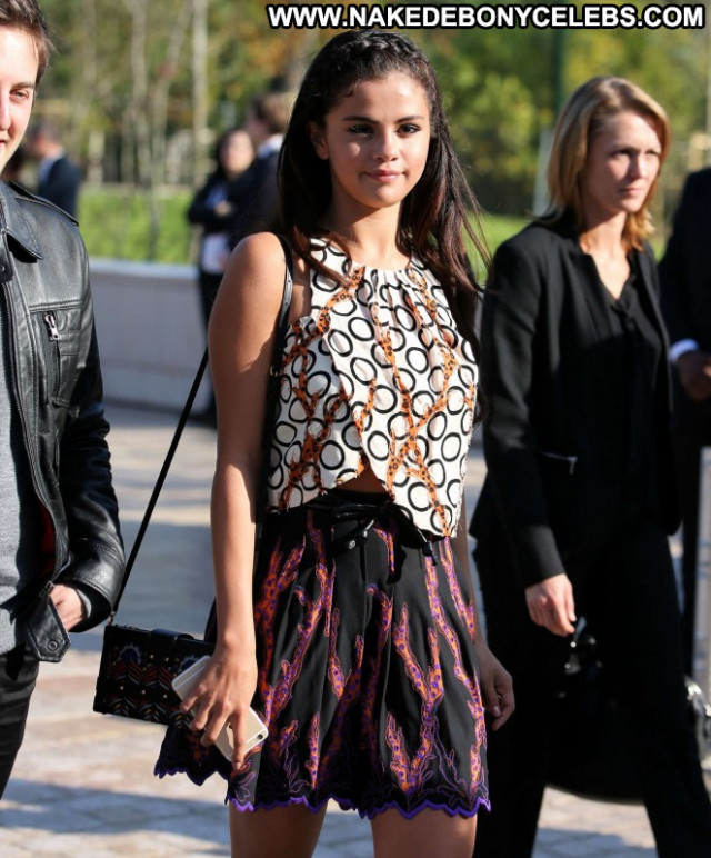 Selena Gomez Paparazzi Beautiful Babe Posing Hot Paris Celebrity