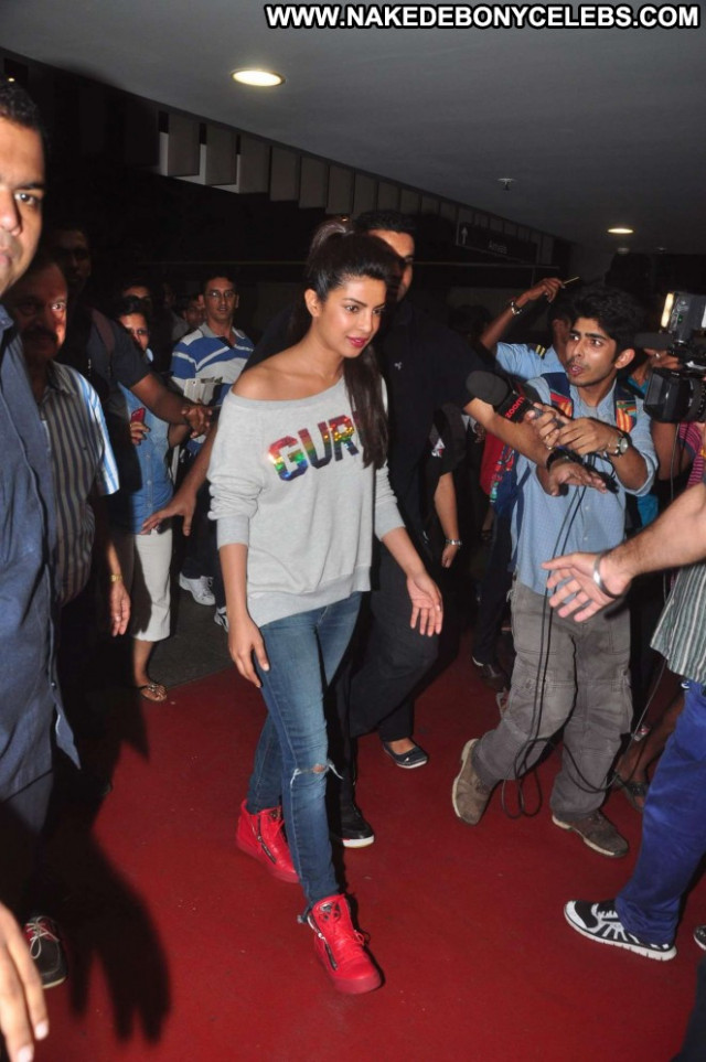 Priyanka Chopra Beautiful Paparazzi Celebrity Jeans Babe Posing Hot