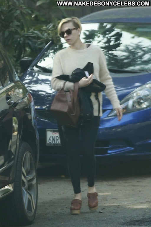 Scarlett Johansson Celebrity Beautiful Paparazzi Babe Straight Posing Hot