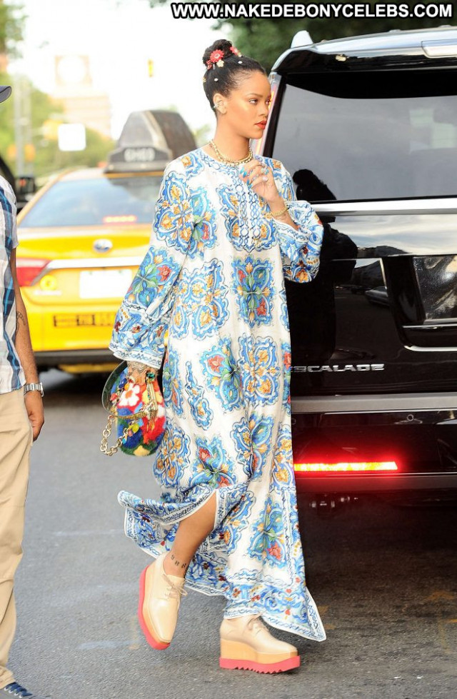 Rihanna Beautiful Paparazzi Posing Hot Nyc Celebrity Shopping Babe