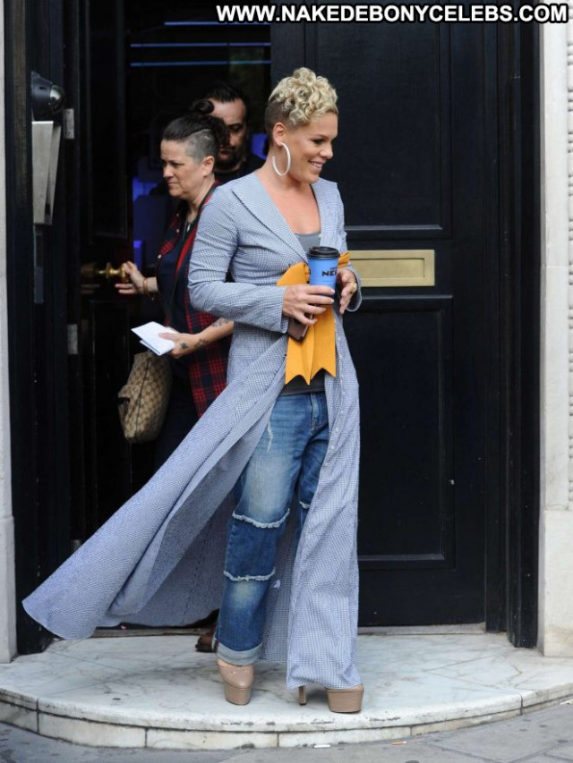 Pink No Source London Celebrity Posing Hot Babe Beautiful Paparazzi