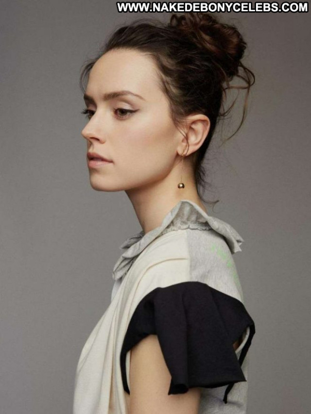 Daisy Ridley No Source Posing Hot Babe Paparazzi Magazine Celebrity