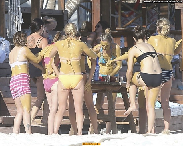 Drew Barrymore Babe Posing Hot Beach Wet Celebrity Pokies