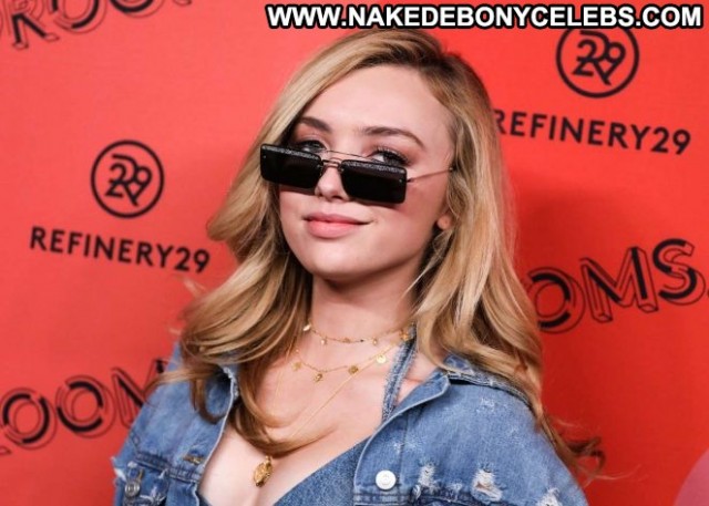 Peyton R List New York  Paparazzi Celebrity Reality New York Posing