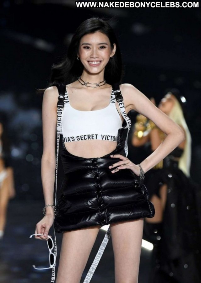 Ming Xi Fashion Show Celebrity Posing Hot Paparazzi Fashion Beautiful