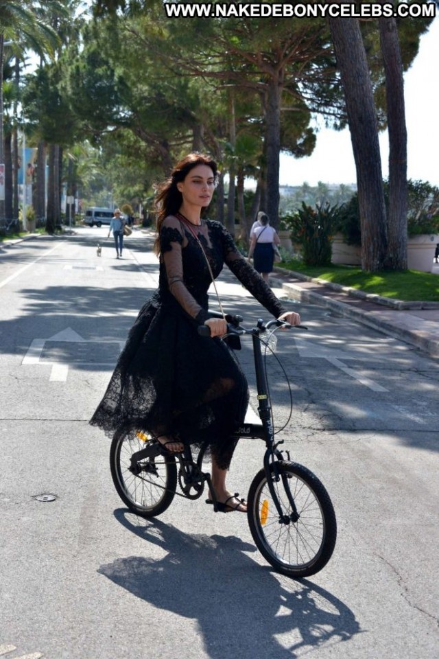 Catrinel Marlon No Source  Babe Paparazzi Celebrity Posing Hot Bike