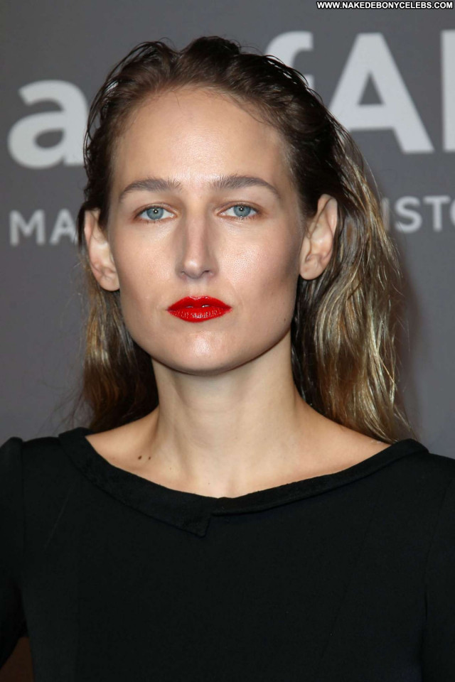 Leelee Sobieski New York Beautiful Posing Hot Paparazzi Babe Celebrity