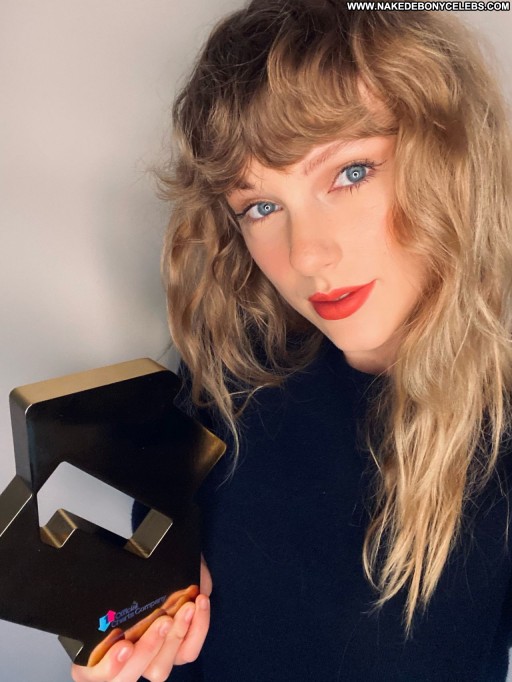 Taylor Swift Posing Hot Sexy Straight Celebrity Beautiful Babe