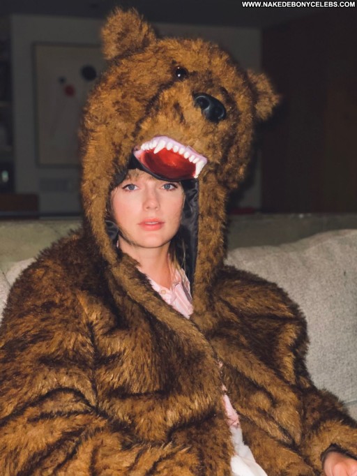 Taylor Swift Posing Hot Sexy Straight Celebrity Beautiful Babe