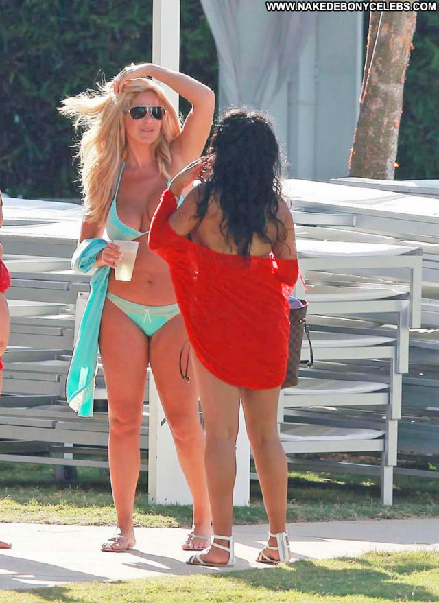 Kim Zolciak Facebook American Posing Hot Singer Celebrity Beach